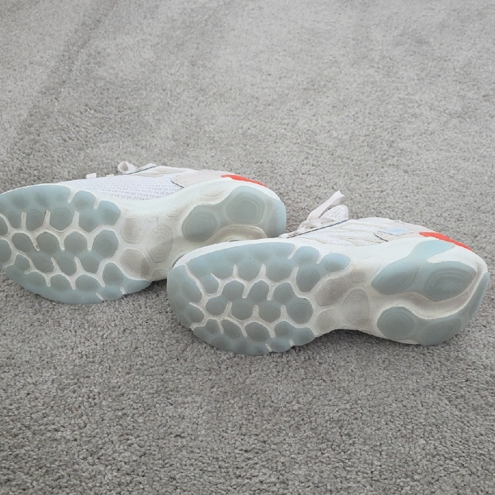 New Balance Women's Sneakers in White and Coral - Picture 3 of 6